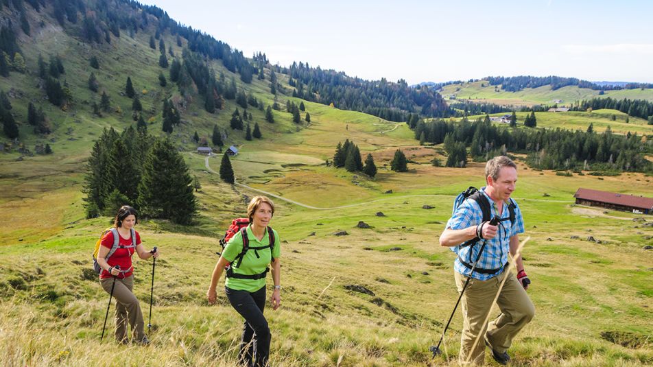 Ein Mann und zwei Frauenn wandern durch die Berge Thüringens.